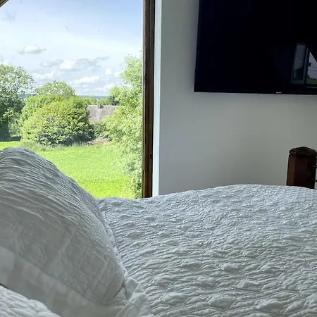Spacious Luxury Countryside Retreat 펜션 *